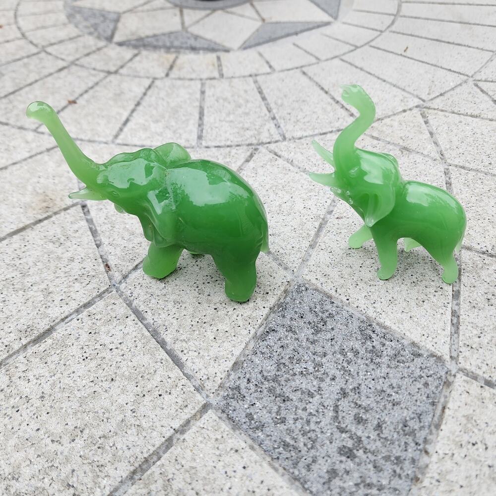 Vintage Green Polished Glass Elephant & Bear Figurine Bundle Lot - Picture 10 of 11